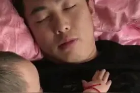 9个月女儿哄324个月爸爸睡觉，网友：这届女儿太优秀图片