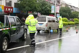 嗨！在暴雨中穿黄雨衣的那些人，我记住了你……图片