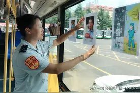 公交女劳模打造“中国医师节”主题宣传车图片
