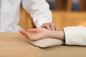 号脉与看病图片