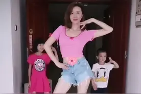 金巧巧走廊遛娃，穿露脐装短裤消防通道跳舞，开拉长滤镜腿长1米8图片