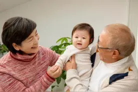 奶奶冬天几种“瞎勤快式”带孩子，妈妈要尽快制止，别怕得罪老人图片