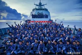 日本副首相狂妄表态？055大驱直插日本海，海自除了拍照无能为力图片