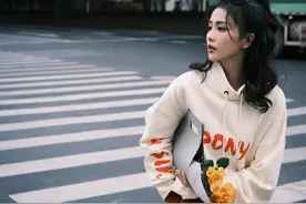 白鹿私服穿搭“火”了，休闲卫衣穿出“港风美”，衣品太赞了图片