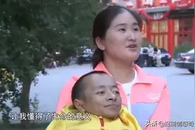 18岁女孩爱上28岁袖珍男子，遭到公公的反对，未婚先孕后才结婚图片