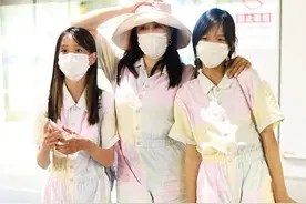 钟丽缇母女仨首次穿同款走机场，三人同框她最胖，小女儿瘦成麻杆图片