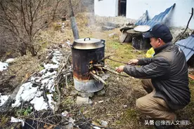 46岁大哥包山20年，午饭只煮两包挂面，称幸福是奋斗出来的图片