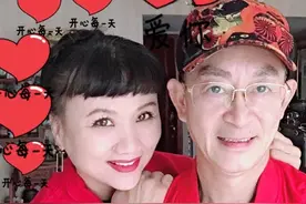 六小龄童庆结婚33周年，与妻子穿情侣装同框，夫妻俩爱情故事好甜图片
