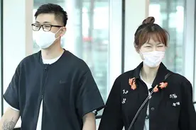 主持人李艾与老公现身机场，十指相扣如热恋，满面笑容太幸福图片