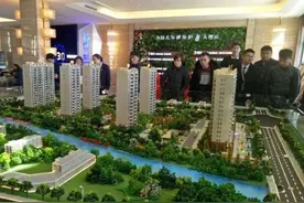 老人买房被人瞧不起，小伙子热情帮忙后，老人竟送他一套房图片