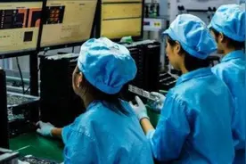 富士康打工妹晒出一整年的工资单，这就是打工者的真实写照图片