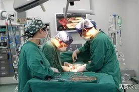 1岁女婴肚大如鼓，医生切下3斤重巨瘤图片