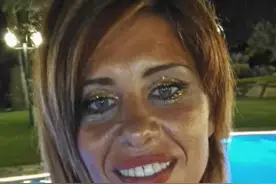 意大利女子告诉丈夫她带4岁儿子去买鞋，却将儿子勒死后跳塔自杀图片