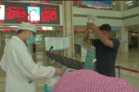 爸爸点燃一支烟，意外降临！14岁女孩全身是火，四口之家的幸福瞬间崩塌图片
