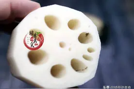 清水洗莲藕，相当于吃泥土！藕农教你一招，虫卵脏东西自动跑出来图片
