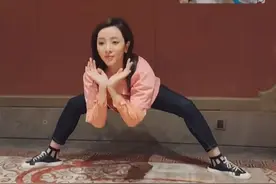 央视主持人杨帆指导李思思跳舞，女方挑战蝎子腿，大方秀完美身材图片