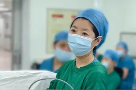 双胞胎变成了“双危胎”！为抢救双胞胎，医生将一根“针”探入孕妈妈腹中图片