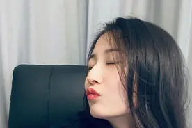 陈钰琪终于将头发扎起来，换成高扎丸子头，头发太长就这么打理图片