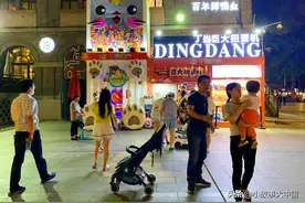 六一儿童节的“大礼物”！两层楼高的巨大扭蛋机，装满手办引围观图片