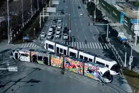 超酷！全身涂鸦有轨电车开上武汉街头图片