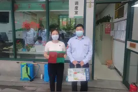 暖心公交！乘客遗落报名证件 车长找回紧急送还图片