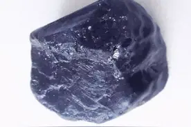 40多年前货车司机抛锚，揭开数十亿克拉储量蓝宝石矿，价值数万亿图片