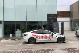 为何没起诉“刹车失灵”？车顶维权女车主丈夫回应：等拿到车辆完整的原始数据后，再起诉图片