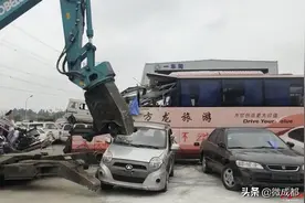肢解捣毁！成都交警集中销毁拼装、非法改装机动车图片