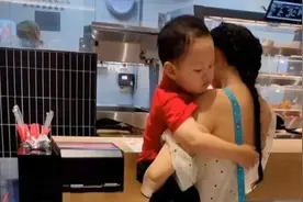 辣妈穿露肩装外出，男宝不满不停往上拽，真是“操碎了心”图片