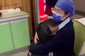 （视频）@太原人，温馨一幕！护士用外套把生病孩子裹住安慰，网友：温暖了小孩，也温暖了屏幕前的我图片