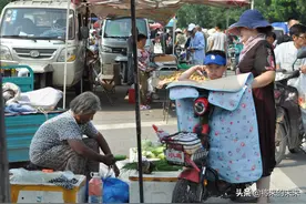 79岁大娘卖“山货”，养大2个孙子3个孙女，老人：陪他们慢慢变老图片