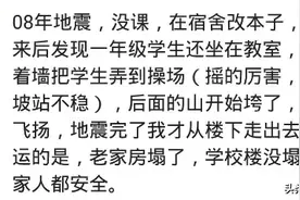 六七岁老爸带我学游泳，我快沉下下水，老爸见我只剩头发赶紧拽我图片