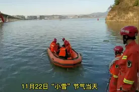 绝境逢生后 女子抱消防员痛哭图片