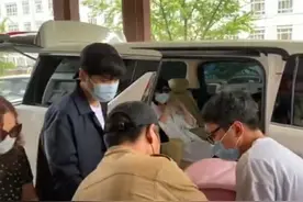 唐艺昕产后出院，张若昀医院门口发红包，恭喜喜诞千金图片