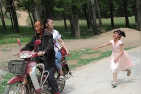 父母离异，9岁女孩三年只见妈妈一次，哭追摩托车足足跑了一公里图片
