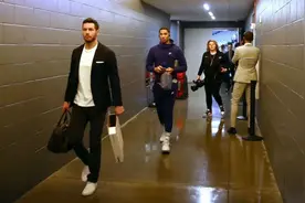对酒当歌人生几何，NBA复赛使球员们纷纷端起了红酒杯图片