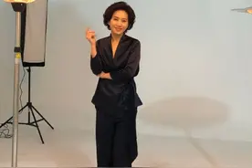 48岁央视主持史小诺罕晒工作照，细纹难掩好气质，女儿成小网红图片