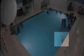 美国泳池惊魂：2岁男童溺水4分钟无人发现 9岁女童呼救后获救图片