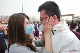 我用镜头记录下医疗队员的泪水与笑容，而我也被他们深深感动着图片