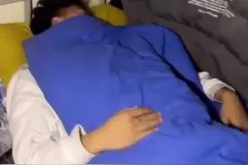 哭笑不得！新疆一男生呼噜声太大室友不堪其扰，在床边“拉大锯”图片