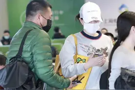 李小冉携丈夫出行，男方求婚时动用5个亿，现在却双眼耷拉显苍老图片