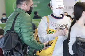 李小冉携丈夫出行，男方求婚时动用5个亿，现在却双眼耷拉显苍老图片