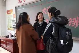 “请倒数第1名家长上台”，家长的几句话，老师竟然无言以对图片