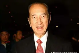 赌王出殡，成龙张学友前来送别，没想到周星驰也来了。图片