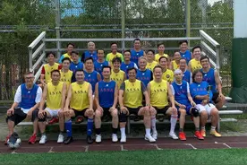 港圈数十位老戏骨聚会！黄日华C位罗家英暴瘦，全体穿国产获好评图片