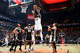 身高2米03，臂展2米18！场均6.8分4.3篮板，他才24岁就退出NBA？图片