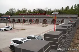 46岁农民投资200万黄土岭建成25孔窑洞，月赚10万，啥营生图片