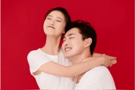 王彦霖艾佳妮民政局领证画面曝光，父母陪同，一家人合影温馨幸福图片