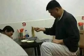 姚明有多接地气？外出吃饭没有一点官架子，几张吃饭图就能看出图片