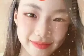前央视主持人李小萌晒9岁女儿，高级脸长相不随妈，老公身份成谜图片